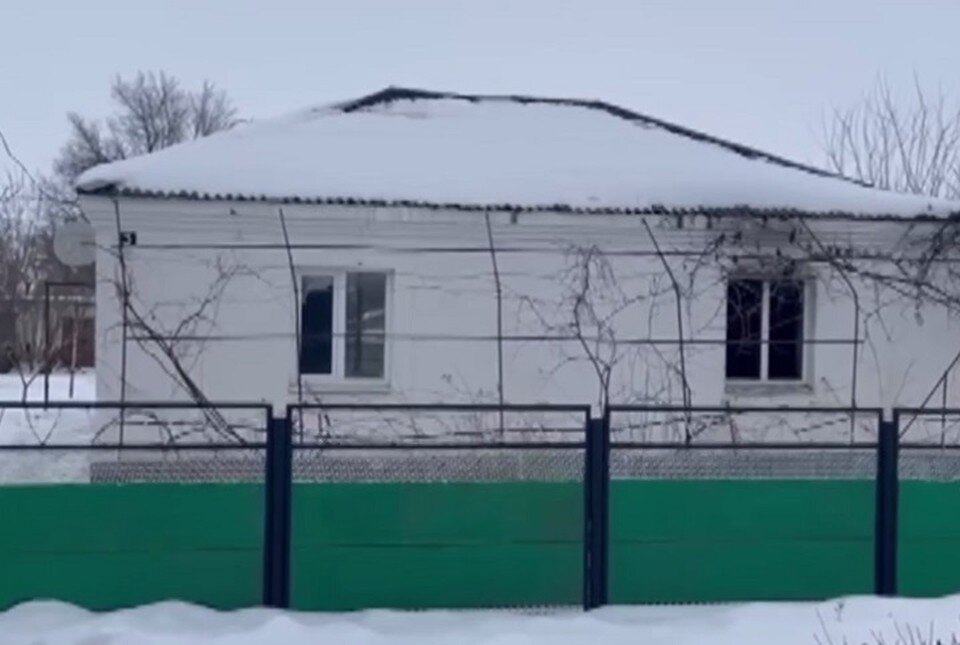     Дом, где погибли 2-летняя и годовалая девочки. Фото: скриншот видео