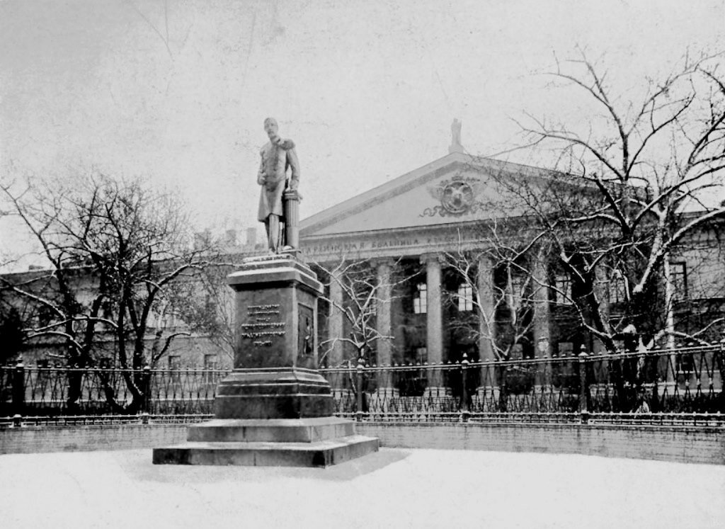 Памятник принцу Петру Ольденбургскому на фото начала ХХ века