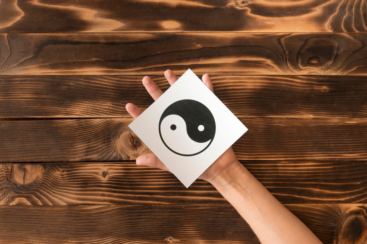 https://ru.freepik.com/free-photo/top-view-of-hand-holding-ying-and-yang-symbol_9469655.htm