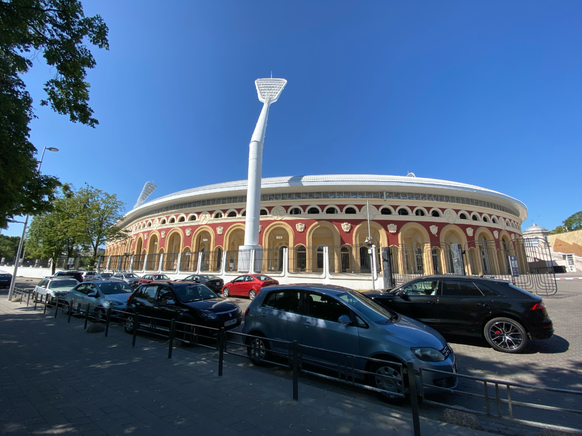 Я еще помню времена, когда возле стадиона располагался рынок. Потом рынок убрали, стадион капитально отремонтировали. Его "фишка" – осветительные мачты, которые напоминают мухобойки. Будете в Минске – обязательно включите посещение стадиона в культурную программу. 