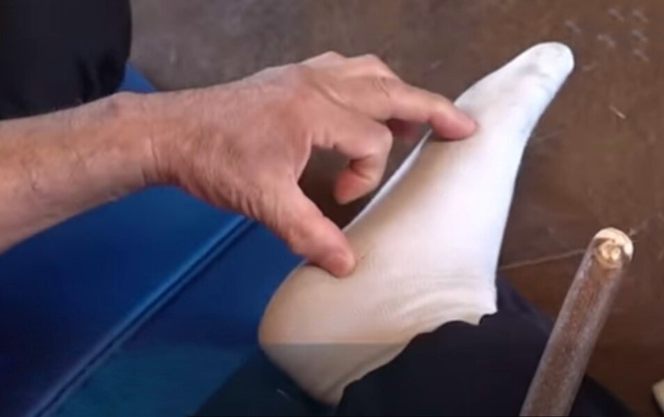 Китайский мастер показывает, где находится сухожилие Земли. 