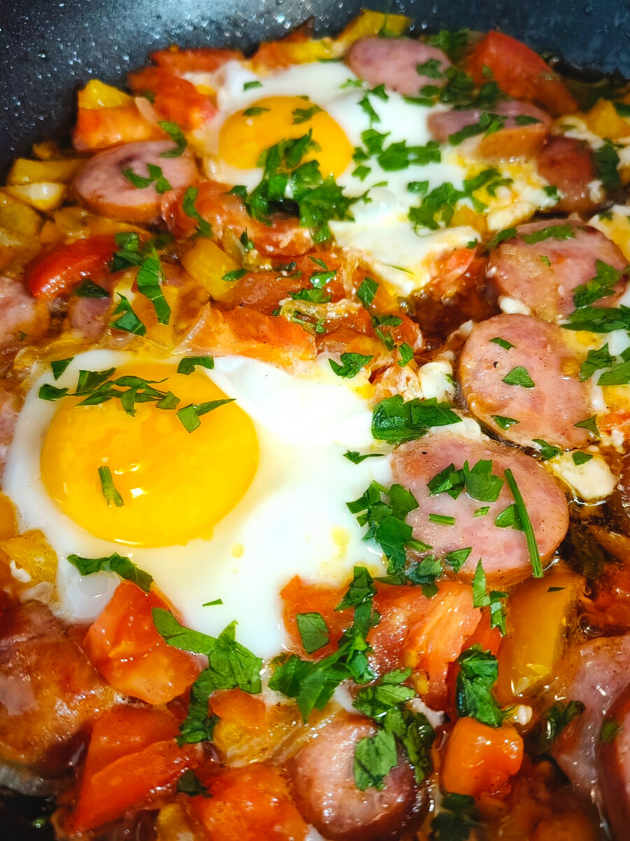 Яичница по-крымски с колбасками и овощами