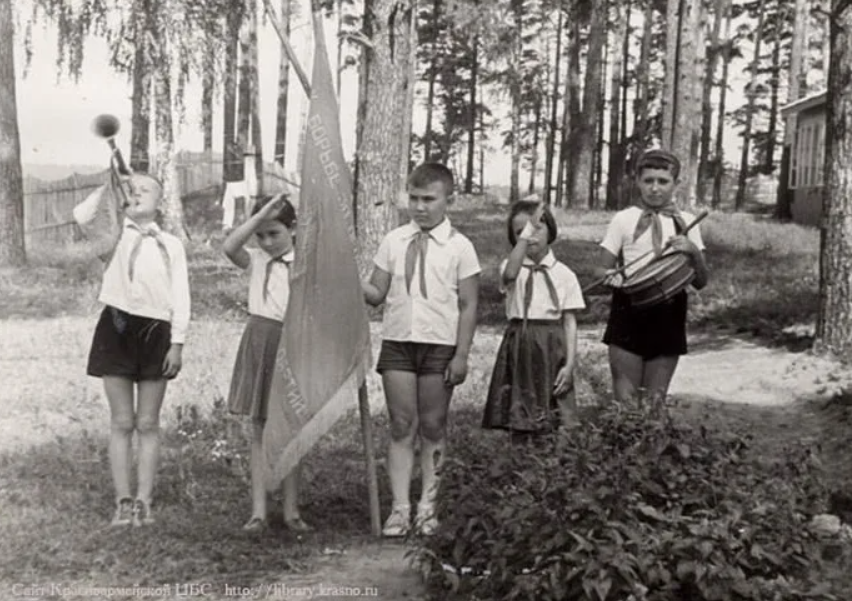 Пионерлагерь Пионерский лагерь СССР. Детство СССР пионерлагерь. Пионерский лагерь эстонской ССР. Пионерский спортивный лагерь СССР.