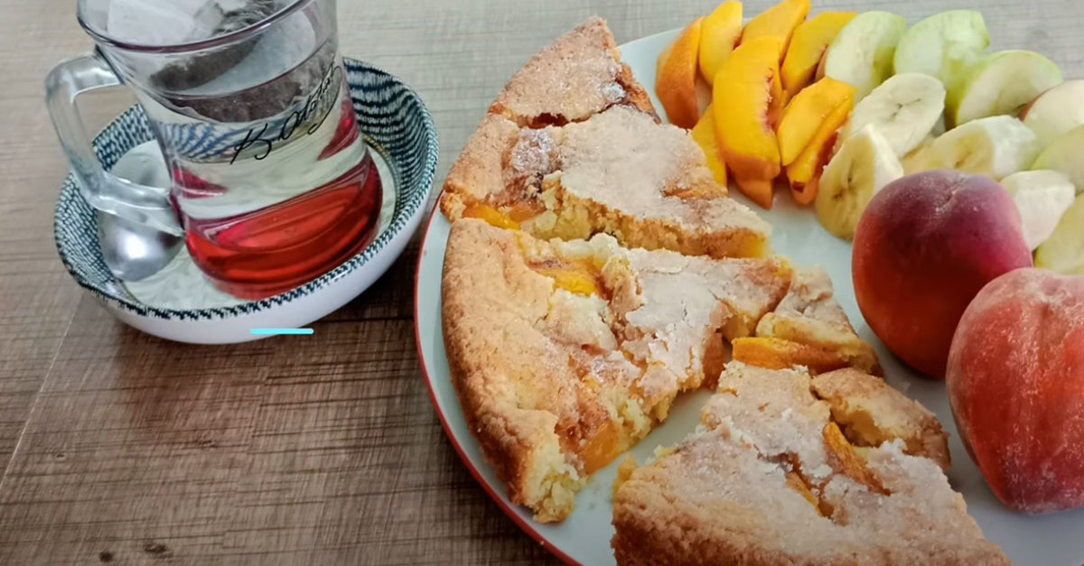 Фруктовый пирог с персиками и фрукты