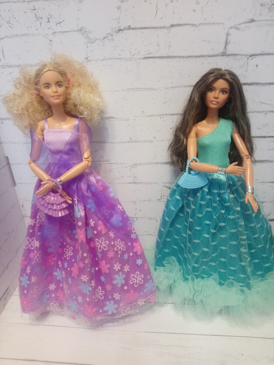 Наташа и Лина в обновках. Наташа девушка с характером и не дала Лине "отжать" все платья себе))))