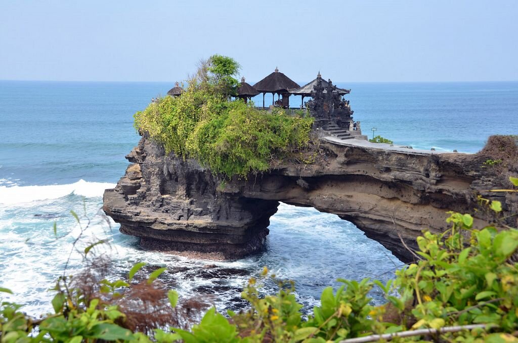 Бали, знаменитый остров богов, представляет собой симфонию природной красоты, богатой культуры и безмятежной духовности.-2
