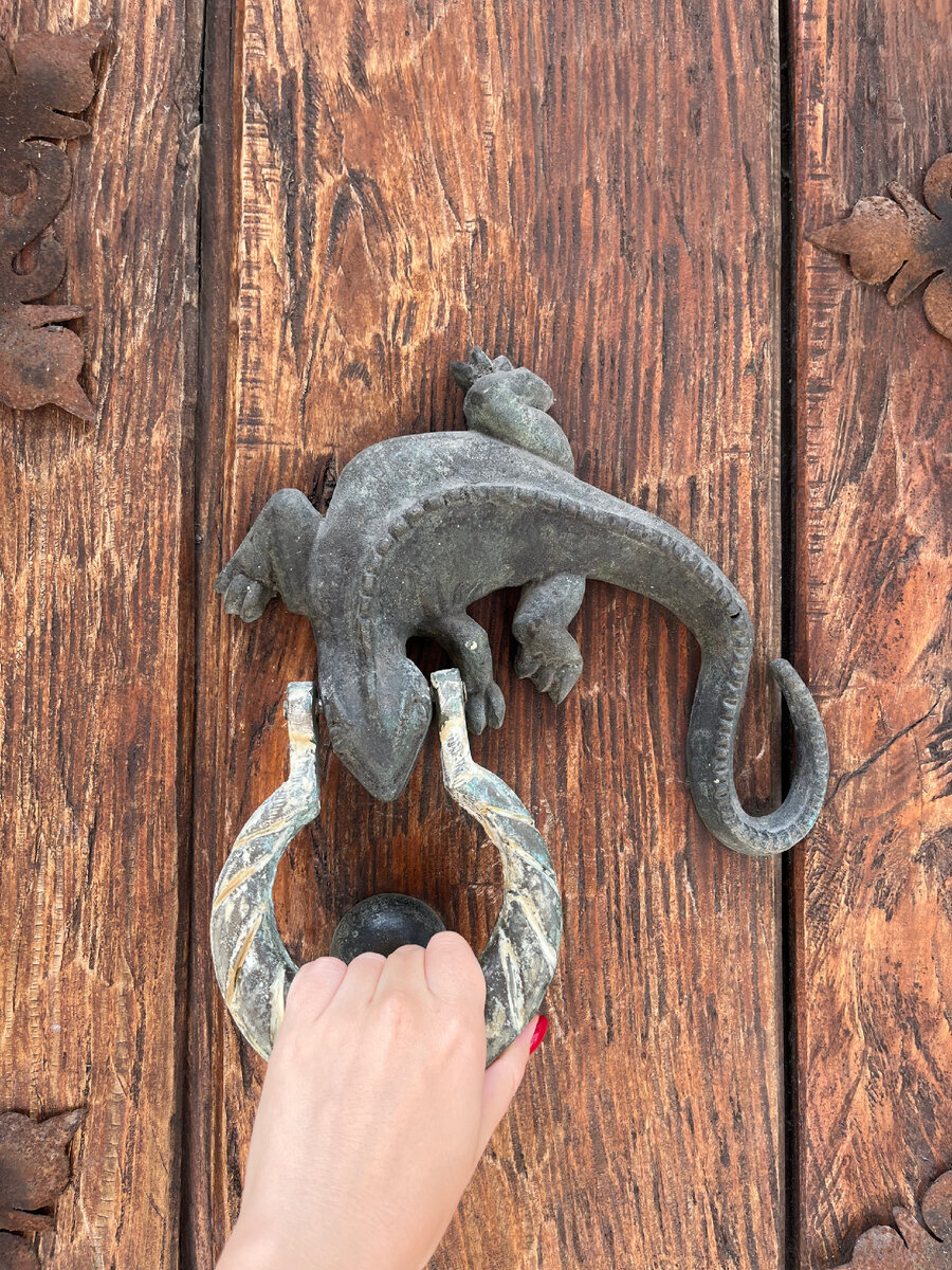 Дверной молоток в виде ящерицы