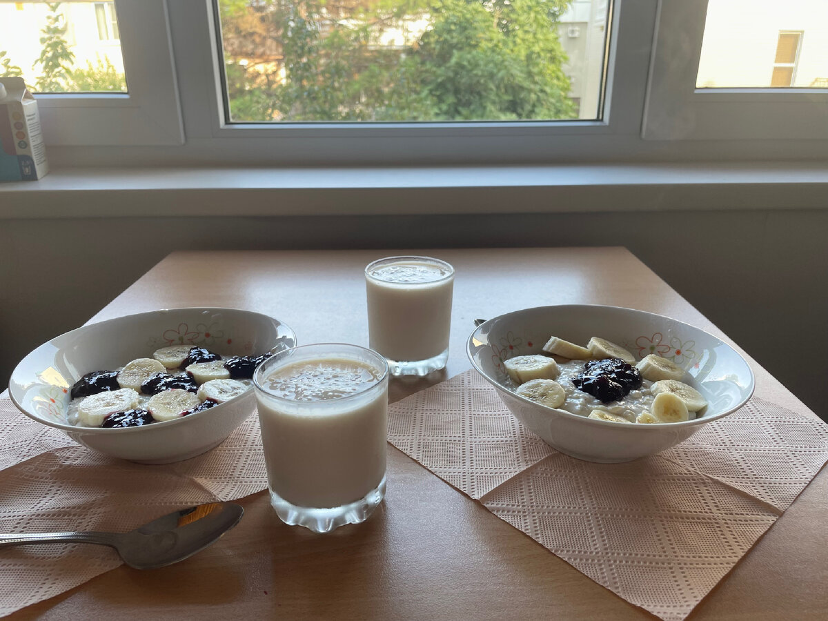 Каша с бананами и вареньем