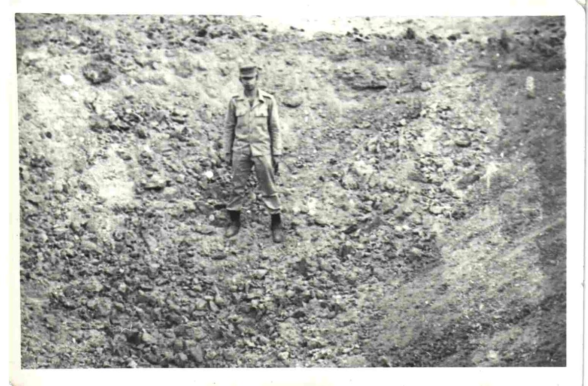 На дне воронки.