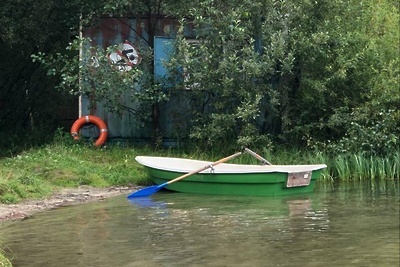    Лодка у пруда © Пресс-служба ГКУ МО «Мособлпожспас»