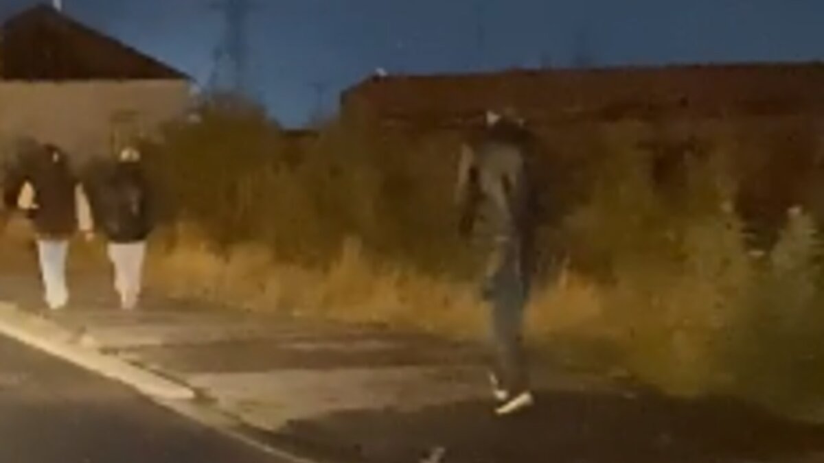     На Таймыре полицейские ищут мужчину в чёрном плаще, который, по словам очевидцев, ходил за девушками.