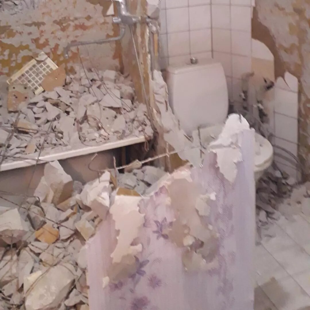 Такое ощушение что в дом влетел 6"чемодан