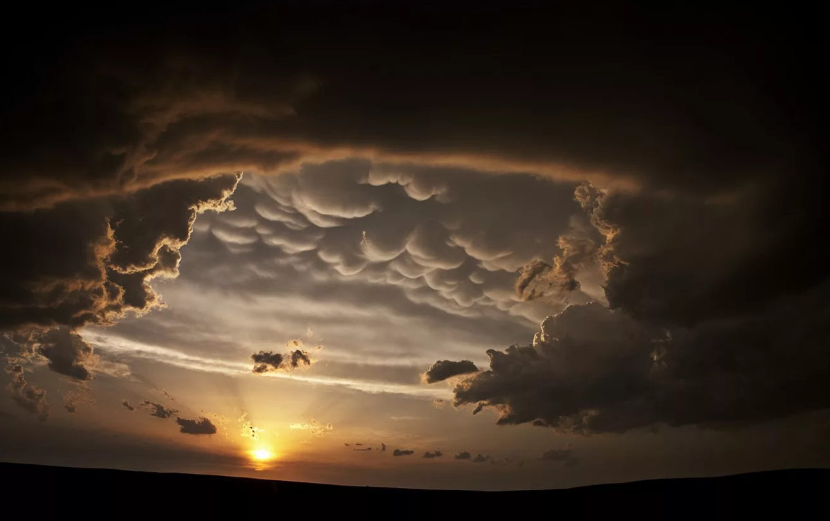 Солнечно с прояснениями. Облако жарко. Кучевые облака над полем. Кучевые облака. Клубящиеся облака.