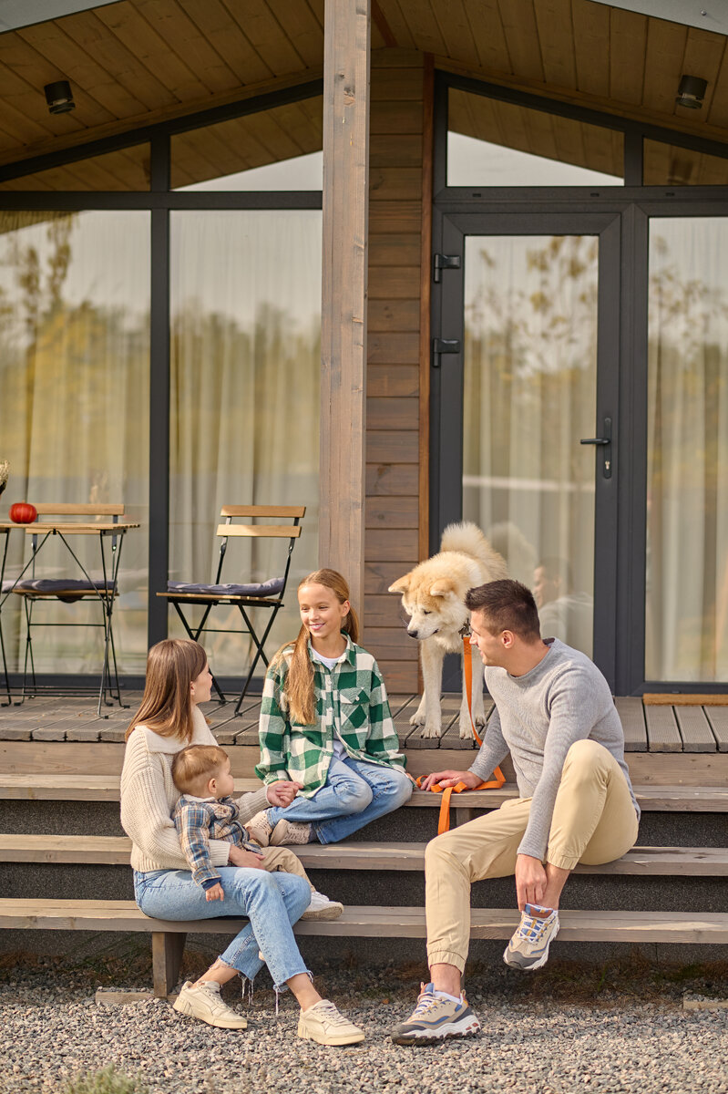 <a href="https://ru.freepik.com/free-photo/parents-looking-at-their-daughter-communicating-on-steps-of-house_22426732.htm#query=%D1%81%D1%87%D0%B0%D1%81%D1%82%D1%8C%D0%B5&position=12&from_view=keyword&track=sph">Изображение от zinkevych</a> на Freepik