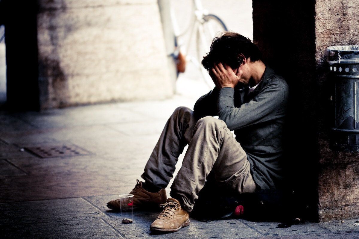 Грустные треки 2023. Печальная девушка. Женщина грустит. Грустная девушка. Грусть картинки.