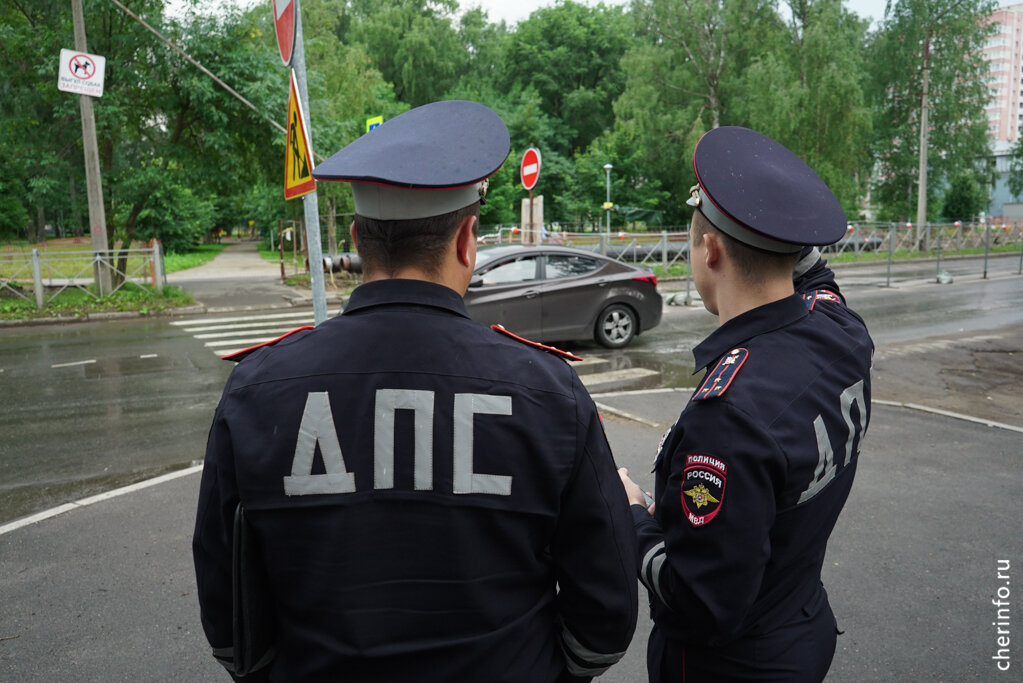    Инспекторы будут следить за тем, как школьники переходят дорогу.