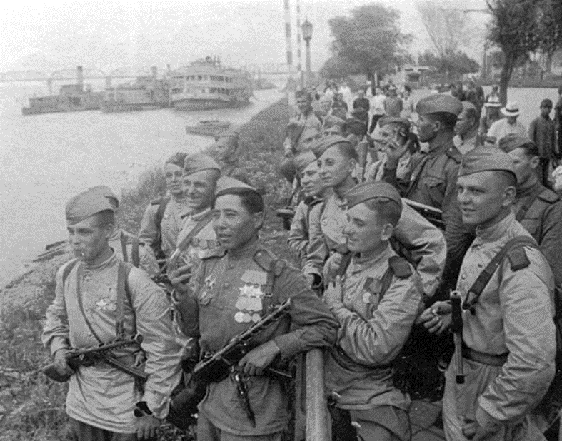 Харбин. Советские солдаты на набережной   реки Сунгари 21.08.1945                                                                   