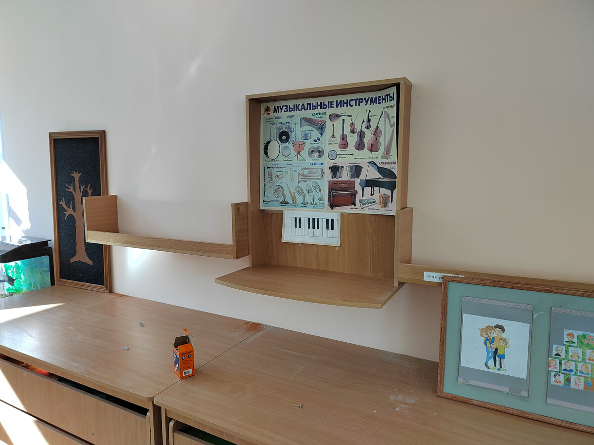 Прибитые полки в детском саду