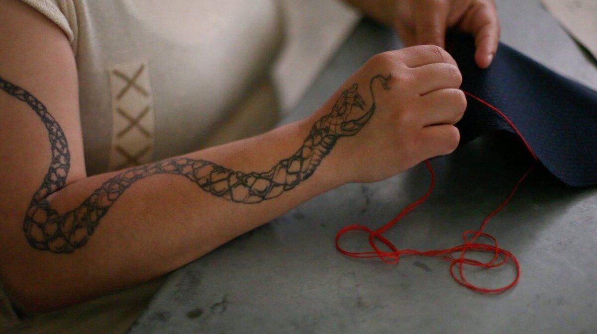 Мексиканское социальное предприятие Prison Art нанимает на работу людей, сидящих в тюрьме, и использует сугубо тюремные формы искусства. Но сумки, кошельки и пояса с татуировками не главная продукция Prison Art. Ее создатель Хорхе Куэто-Фельгуэросо уверен, что самое важное — это самооценка бывших заключенных и их способность начать жизнь заново.