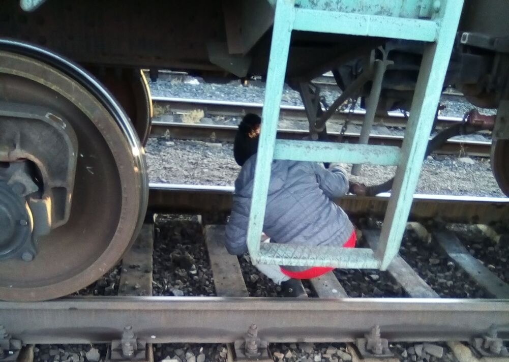 Пролезть под поездом - обычное дело!