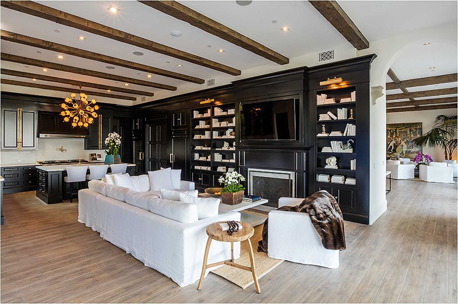 Потолок с балками в современном колониальном интерьере