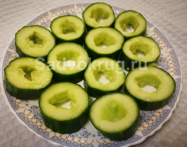 Удаляем сердцевины с каждого колечка огурца