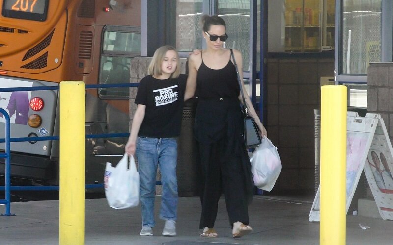 10 летняя дочь. Анджелина Джоли с дочкой на концерте.
