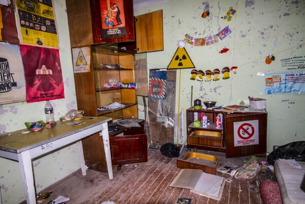 Нашли квартиру в Припяти, где живут чернобыльские сталкеры