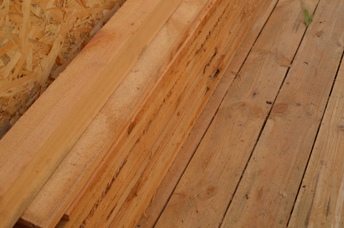 Оставшиеся от строительства доски