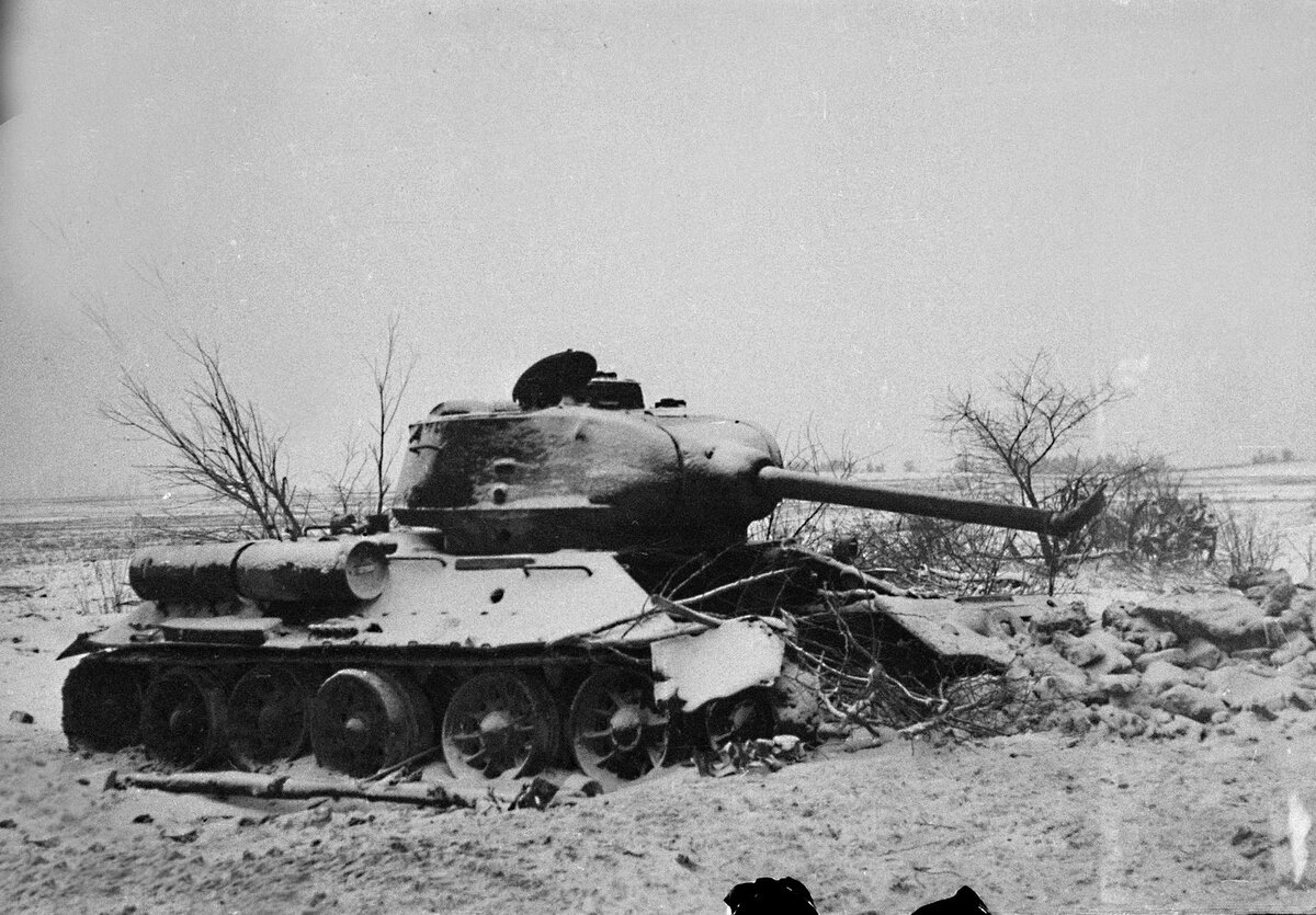 Советский Т-34-85 подбитый входе боев в районе Курляндского котла. Января 1945 года СССР. Видно попадание 75-мм снаряда Pak 40 в борт танка. 
