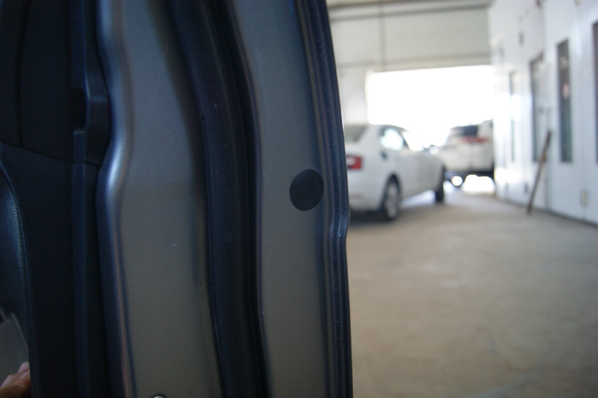 Открываю дверь и убираю декоративную заглушку.