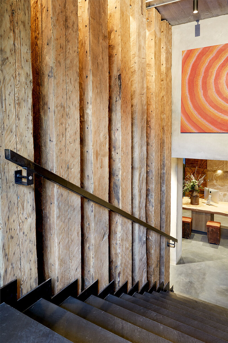 Стены на лестнице обшиты балками,оставшимися от старого перекрытия .