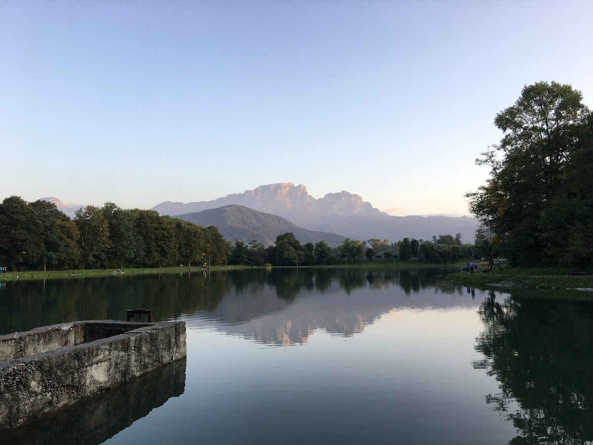 Водная станция во владикавказе. Водная станция Владикавказ. Водная станция на китайской Владикавказ. Тамиск сероводородное озеро. Сероводородное озеро в Осетии.