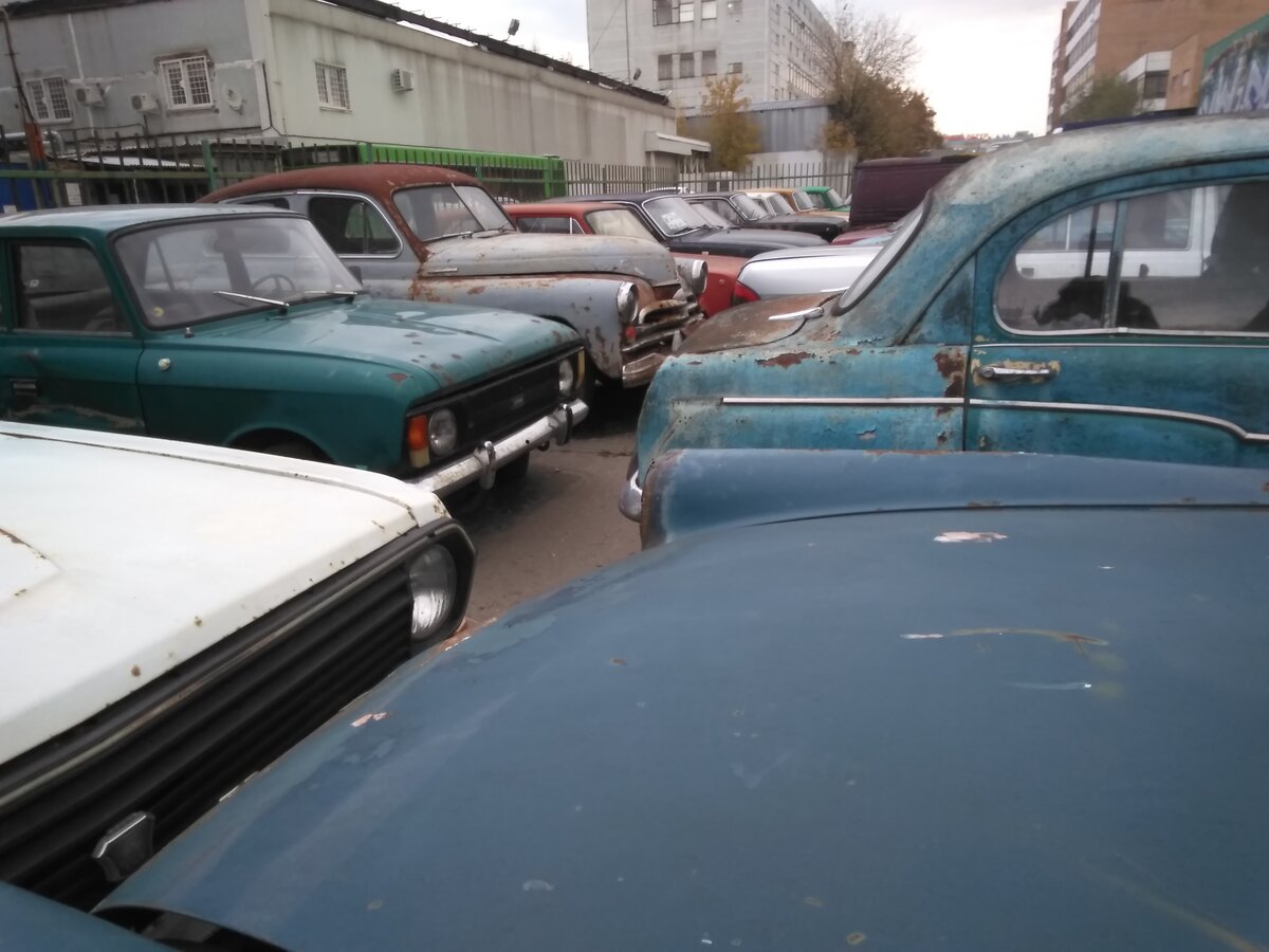 Стоянка старых машин
