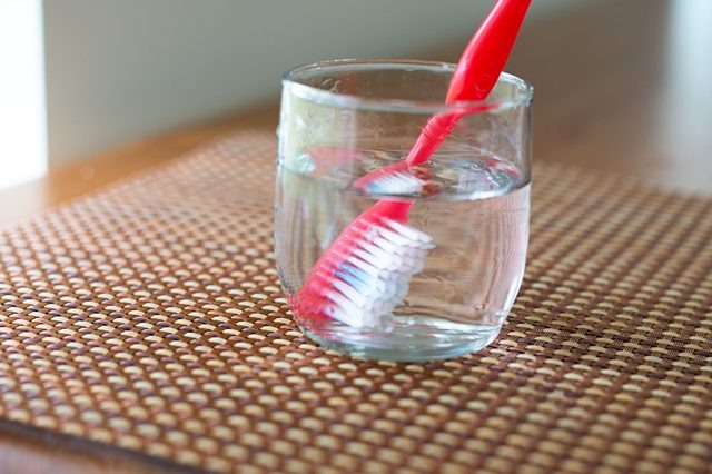 Поместите зубную щетку в стакан с перекисью на несколько минут, перекись водорода уничтожит все микробы на щетке. Перед применением щетки промойте ее чистой водой .