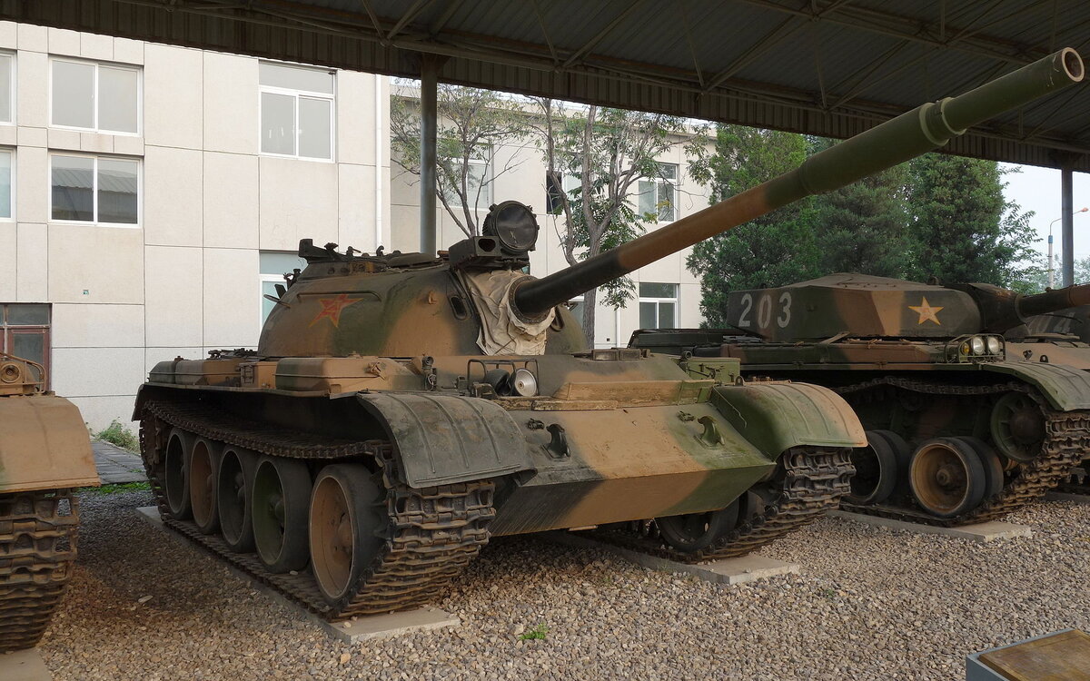 Type 69  Источник: https://ru.wikipedia.org/wiki/Тип_69#/media/Файл:Type_69_tanks_20131004.JPG