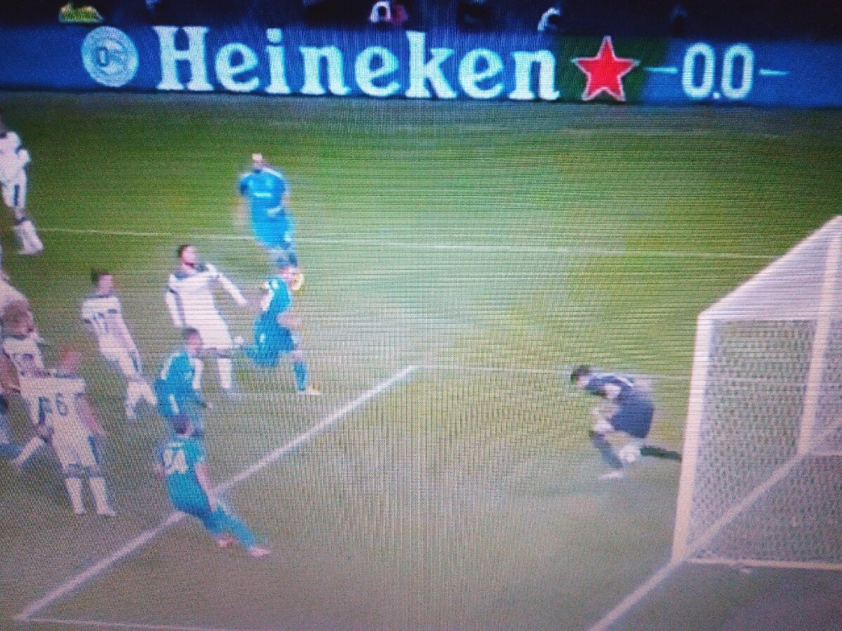 Гильерме упускает мяч из своих шаловливых рученок.