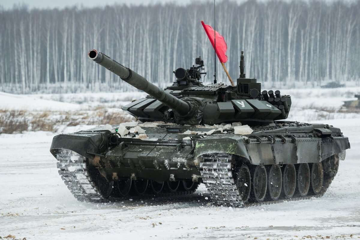 Появившийся в начале 70-х годов прошлого столетия основной советский танк Т-72 стал одной из самых массовых машин в мире – «Уралвагонзавод» собрал не менее 30 тыс. экземпляров танка. Кроме того, лицензии на производство машины имелись у ряда государств, которые не менее нескольких тысяч танков. 
Техника советского производства поставлялась во многие государства и принимала участие во всех более или менее значимых вооруженных конфликтах. Танки Т-72 прекрасно проявили себя в этих боях. Например, в ходе боев 1982 года в долине Бекаа не было зафиксировано ни одного случая сквозного пробития лобовой брони советского танка.