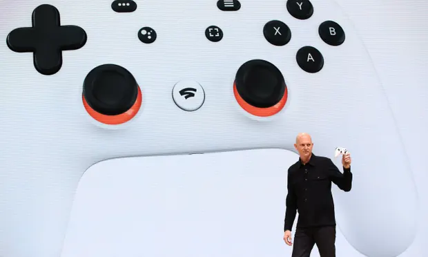 Руководитель Google Фил Харрисон дебютирует с новым контроллером Stadia в Сан-Франциско. Фотография: Джастин Салливан / Getty Images