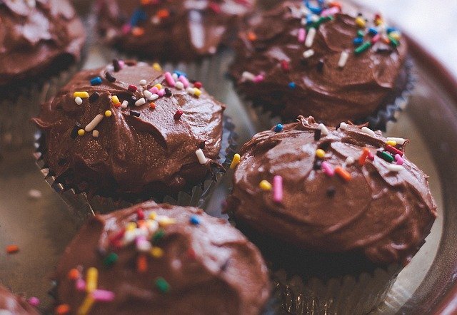 
  Начните Новый год со сладких и вкусных конфет. Шоколадные конфеты  всегда привлекательны и являются одним из любимых подарков для девушек.  Девушки любят шоколад, и в этом нет никаких сомнений. Так что красивая  коробка с различными конфетами, безусловно, порадует вашу даму. Это  простой и удивительный способ завоевать ее сердце.