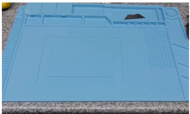 Рис.1. Коврик занимает всю рабочую поверхность стола.