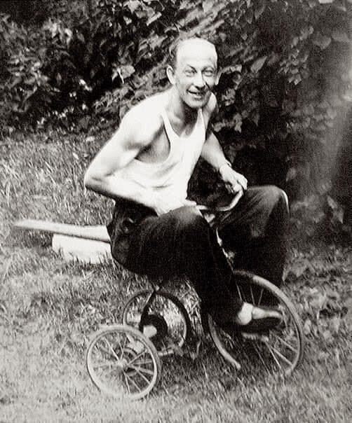 Друзья, давайте вместе вспомним на несколько минут этих людей и то время... Пусть на сердце сделается теплее!