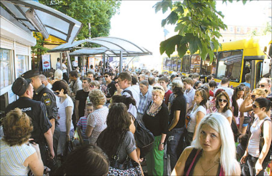 Летний ажиотаж на автобусной остановке, где автобусы отправляются к морю. Остановка "Северный вокзал". Источник фото: https://klops.ru/media/W1siZiIsIjIwMTcvMTIvMDgvMW4xdmozMTd6eF85MzEwYjZmNzg5MDA0ZDliY2UwNzEwNTZlNTlhMzgzNi5qcGciXSxbInAiLCJ0aHVtYiIsIjkyNHgiXV0?sha=9c0817acd1534ad7