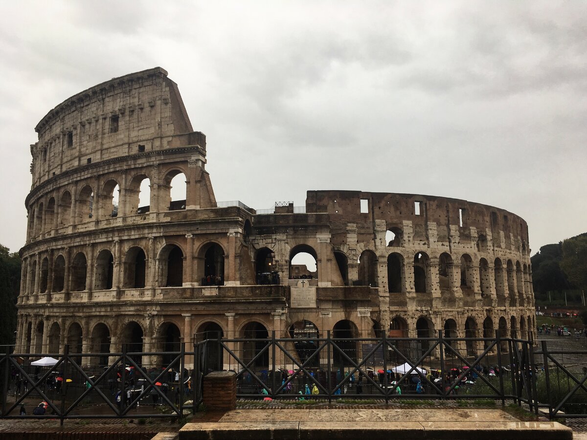 Вам не надо говорить, куда идти в первую очередь. Что в дождь, что в ураган Колизей прекрасен.