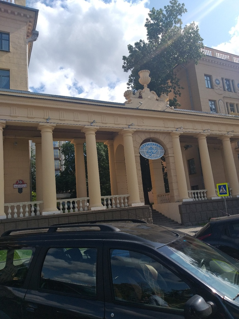Рядом есть еще одно красивое здание