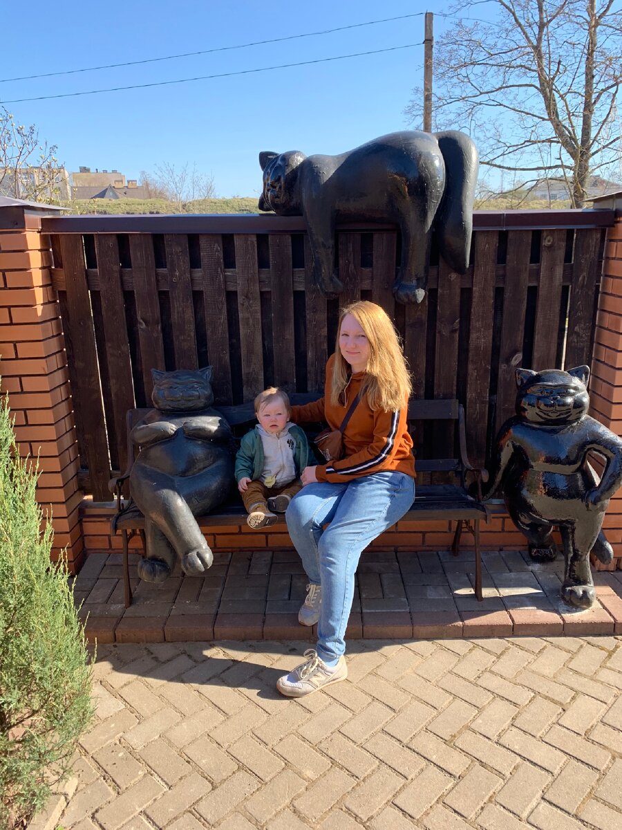 Во дворе мини-отеля «Три кота»