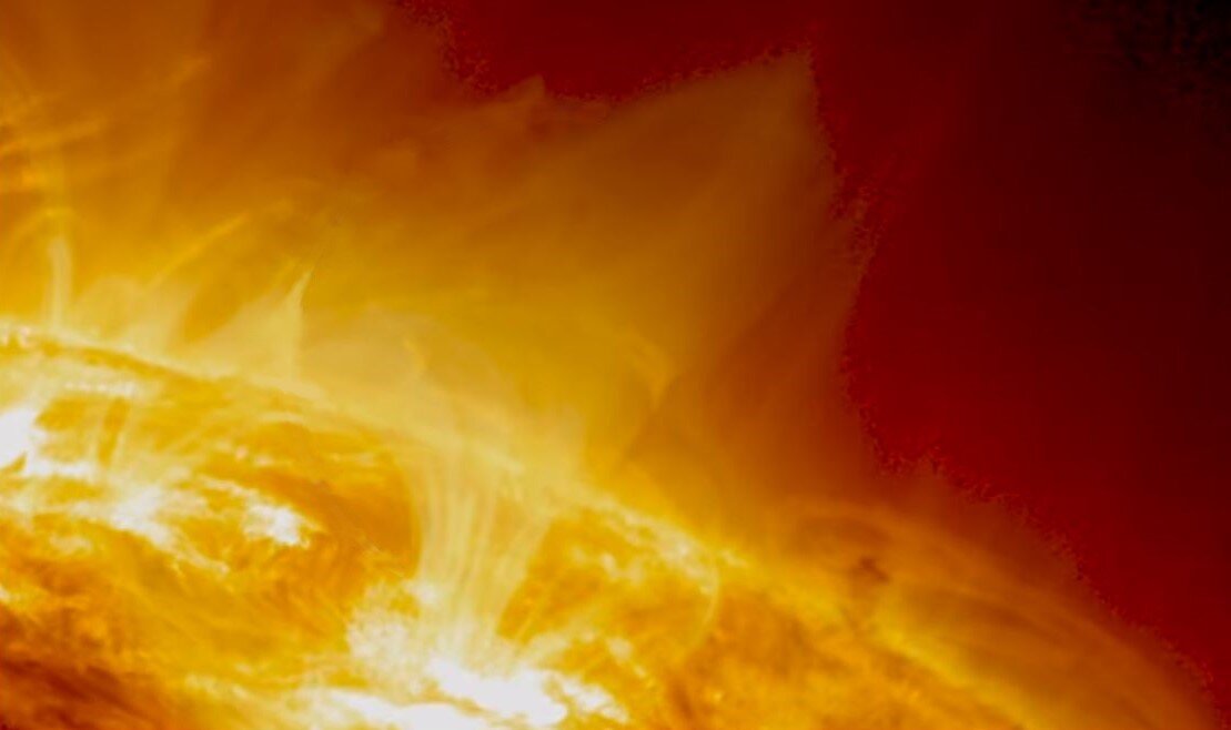 Это изображение передала на Землю космическая обсерватория НАСА, специально созданная для изучения Солнца . В центре кадра наблюдается  протуберанец, который послужил причиной необычного процесса в солнечной атмосфере - вынужденного магнитного пересоединения. Источник изображения: NASA's Goddard Space Flight Center