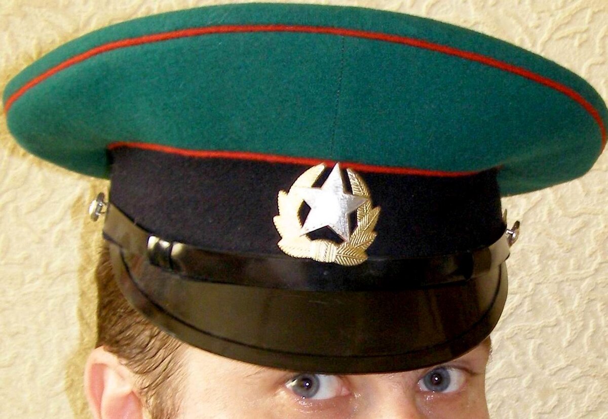 Фуражка в голову ничего не добавляет...!