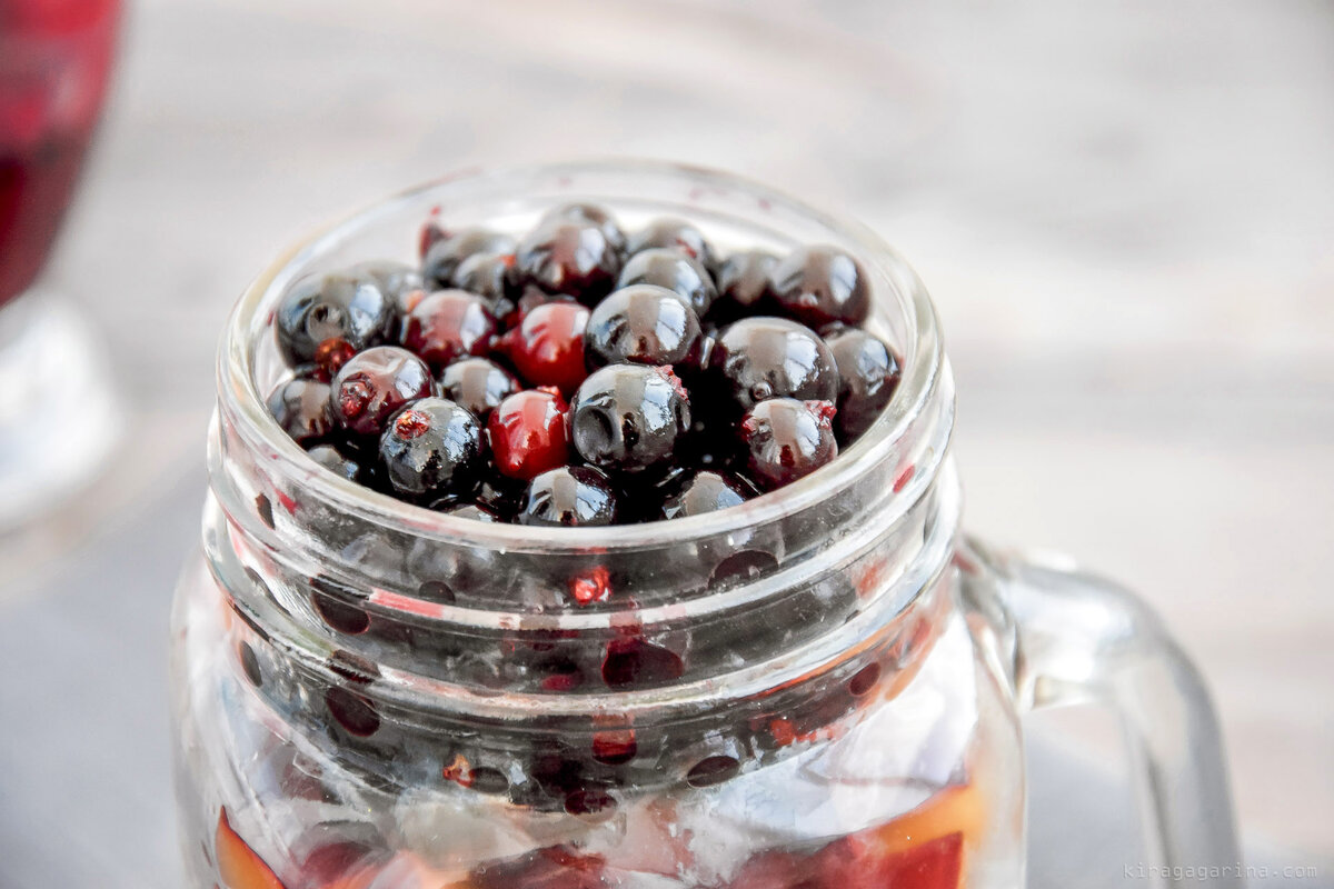 Чиа пудинг с чёрной смородиной