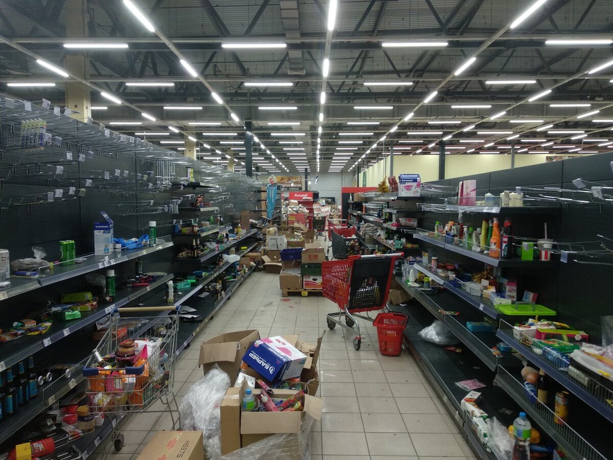 Полки разграблены, товар валяется в коробках и корзинах 

